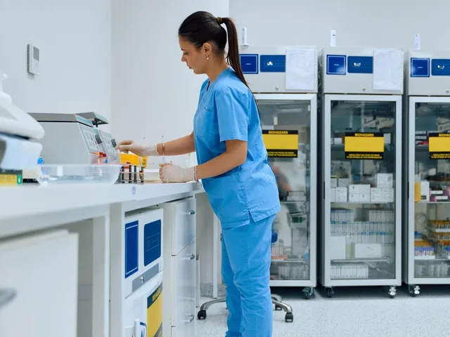 Laboratóriumi szakember mintát vizsgál a gyógyszeripari laborban